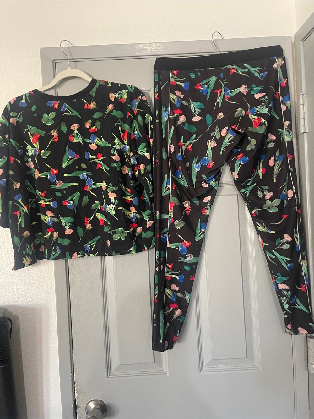 adidas Black Floral Trefoil shirt and Leggings Set - Picture 2 of 3